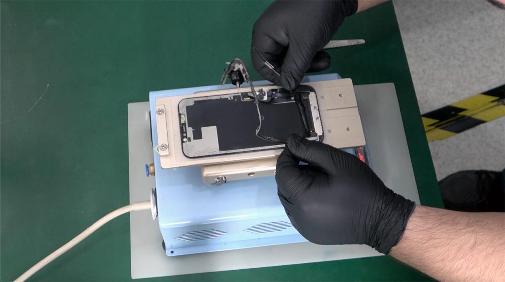 iPhone 12 ekranından ayrılan çıtayı çıkarma